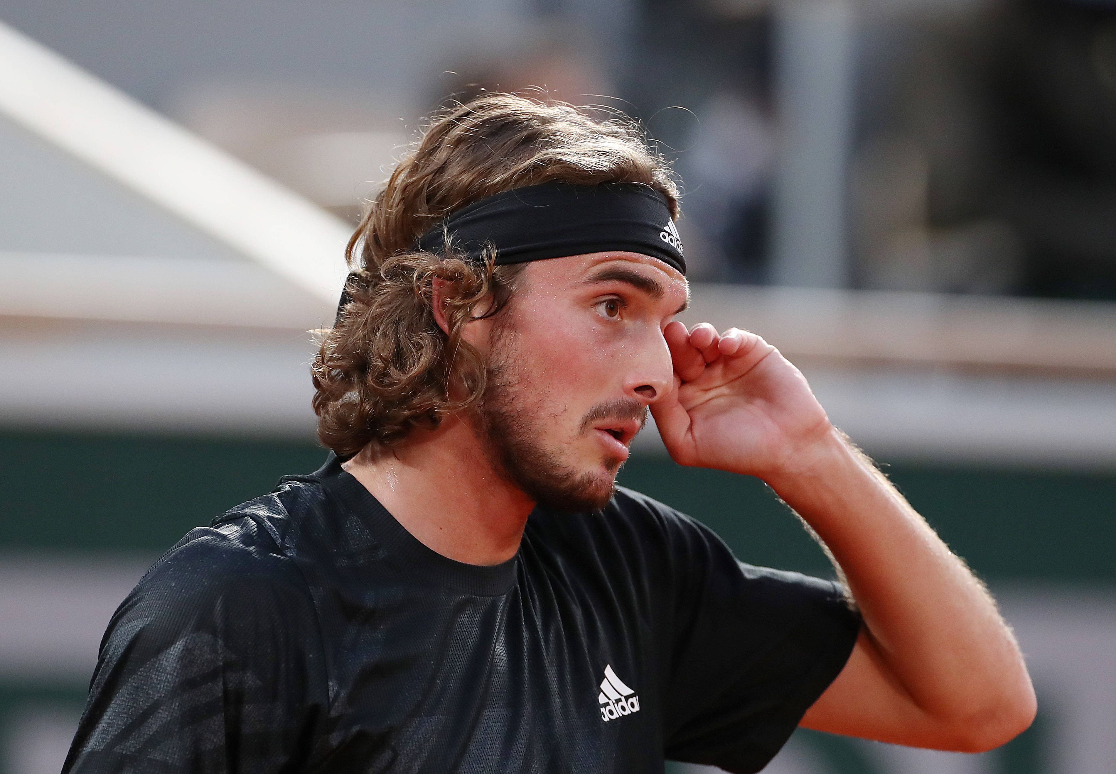 意大利网球队鏖战德国网球队，西西帕斯完成帽子戏法