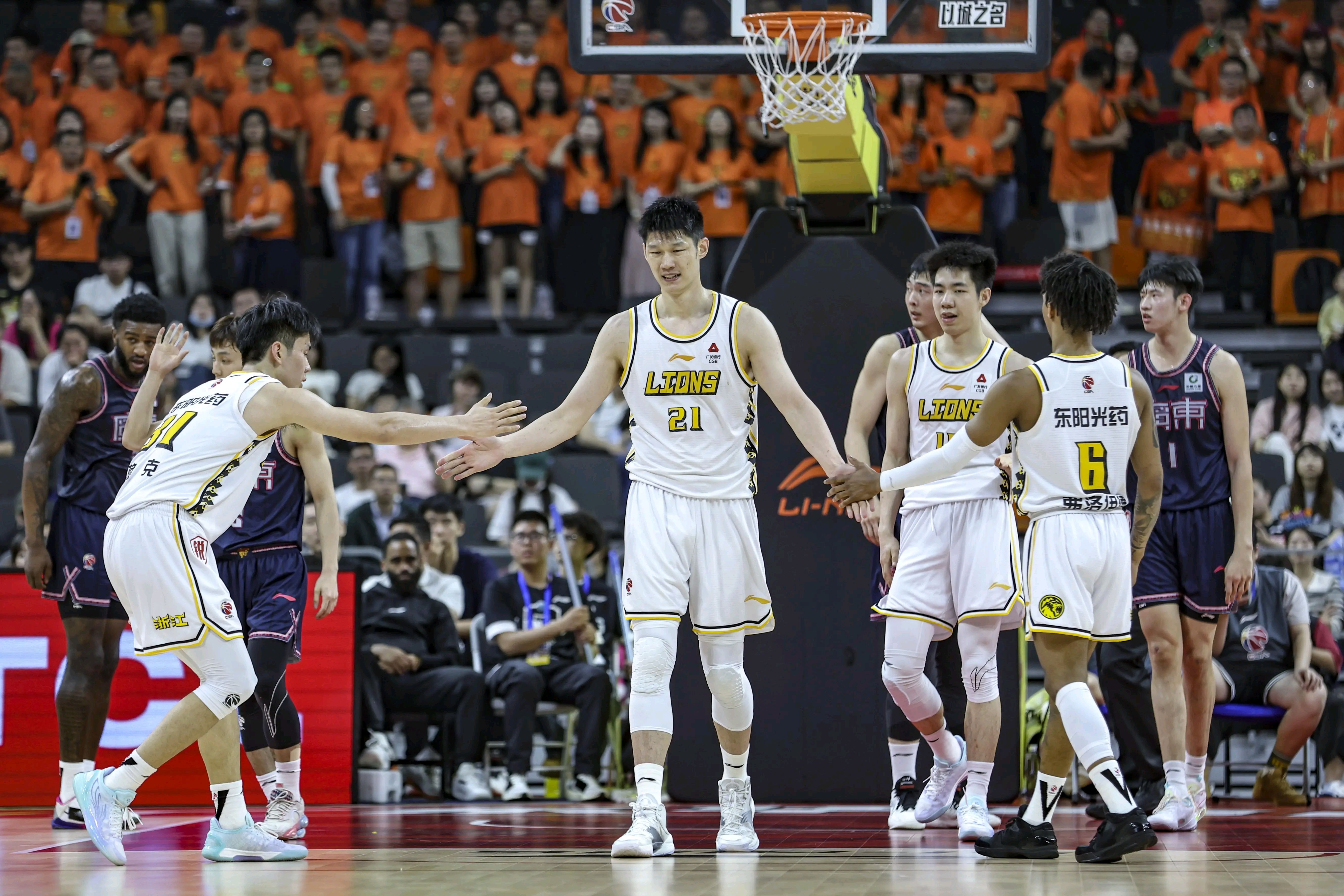 一场经典之战!CBA点燃球迷热情 一场经典之战!CBA点燃球迷热情