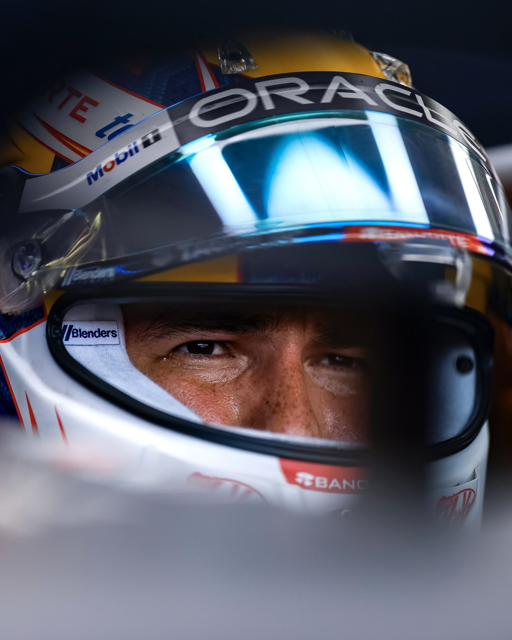 阿斯顿马丁险胜红牛车队，佩雷兹点燃赛场